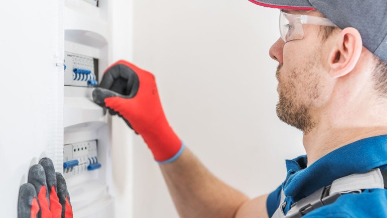 electric-fuses-box-check-C36AZTP 1