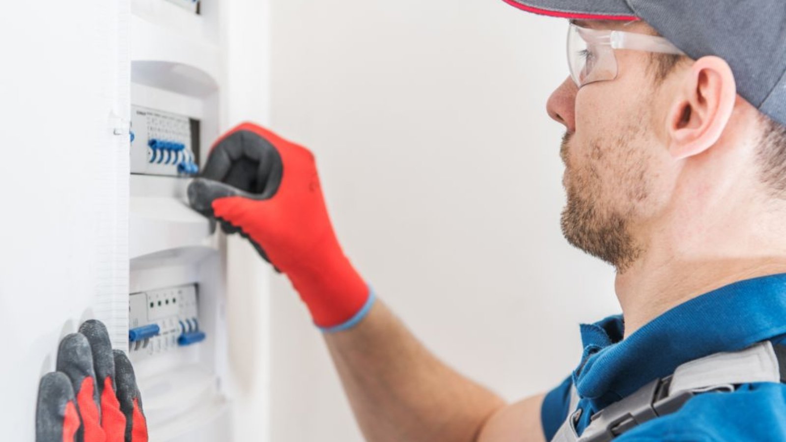 electric-fuses-box-check-C36AZTP 1